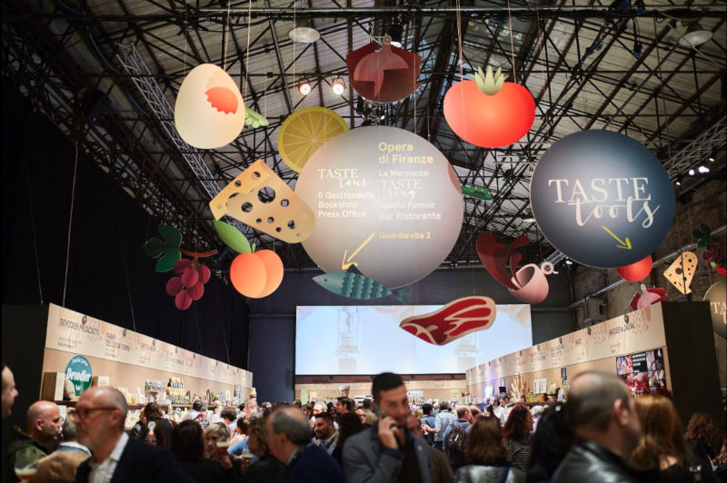 persone in visita alla fiera taste di Firenze Scuppoz espositori