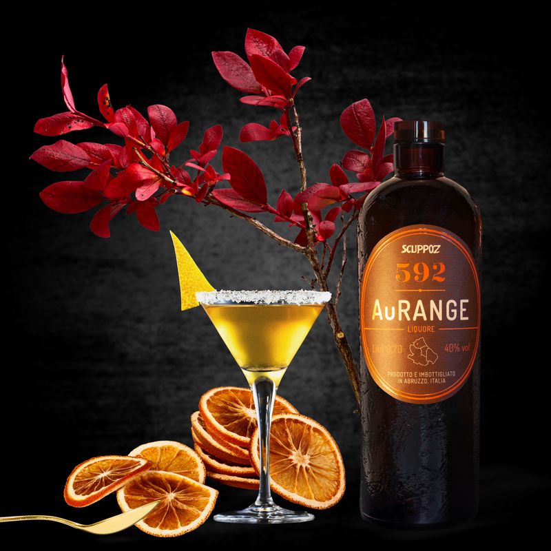 still life con liquore Aurange 592 Scuppoz a base di arancia rossa e mandarino in Abruzzo e bicchiere con scorza di limone